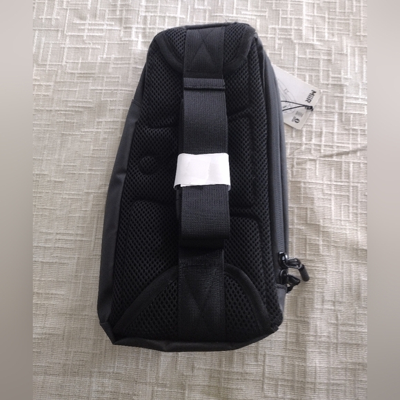 MiiR Olympus 2.0 2L Water Resistant Black Sling Messenger Bag New Unisex Adult - Picture 2 of 6